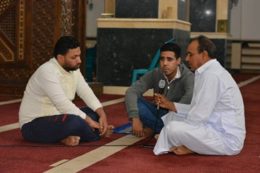 Kahire, Mısır, 13 Mayıs 2021. Mısırlı Müslümanlar, salgın döneminde camilerde ilk bayram namazlarını kılarken, sadece büyük ölçekli camilere Kurban Bayramı namazlarını kılmaları için cemaatlere izin verildi..