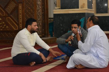 Kahire, Mısır, 13 Mayıs 2021. Mısırlı Müslümanlar, salgın döneminde camilerde ilk bayram namazlarını kılarken, sadece büyük ölçekli camilere Kurban Bayramı namazlarını kılmaları için cemaatlere izin verildi..