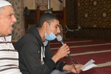 Kahire, Mısır, 13 Mayıs 2021. Mısırlı Müslümanlar, salgın döneminde camilerde ilk bayram namazlarını kılarken, sadece büyük ölçekli camilere Kurban Bayramı namazlarını kılmaları için cemaatlere izin verildi..