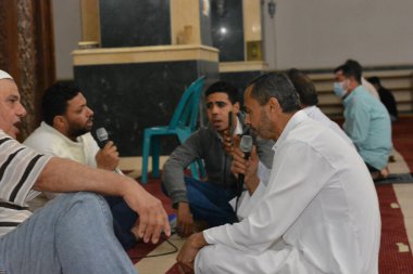 Kahire, Mısır, 13 Mayıs 2021. Mısırlı Müslümanlar, salgın döneminde camilerde ilk bayram namazlarını kılarken, sadece büyük ölçekli camilere Kurban Bayramı namazlarını kılmaları için cemaatlere izin verildi..