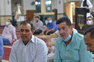 Kahire, Mısır, 13 Mayıs 2021. Mısırlı Müslümanlar, salgın döneminde camilerde ilk bayram namazlarını kılarken, sadece büyük ölçekli camilere Kurban Bayramı namazlarını kılmaları için cemaatlere izin verildi..