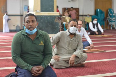 Kahire, Mısır, 13 Mayıs 2021. Mısırlı Müslümanlar, salgın döneminde camilerde ilk bayram namazlarını kılarken, sadece büyük ölçekli camilere Kurban Bayramı namazlarını kılmaları için cemaatlere izin verildi..