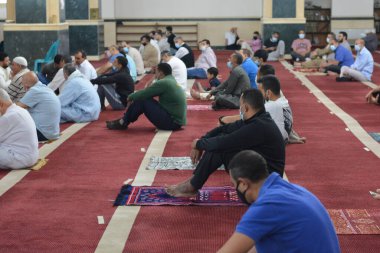 Kahire, Mısır, 13 Mayıs 2021. Mısırlı Müslümanlar, salgın döneminde camilerde ilk bayram namazlarını kılarken, sadece büyük ölçekli camilere Kurban Bayramı namazlarını kılmaları için cemaatlere izin verildi..