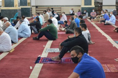 Kahire, Mısır, 13 Mayıs 2021. Mısırlı Müslümanlar, salgın döneminde camilerde ilk bayram namazlarını kılarken, sadece büyük ölçekli camilere Kurban Bayramı namazlarını kılmaları için cemaatlere izin verildi..