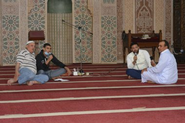 Kahire, Mısır, 13 Mayıs 2021. Mısırlı Müslümanlar, salgın döneminde camilerde ilk bayram namazlarını kılarken, sadece büyük ölçekli camilere Kurban Bayramı namazlarını kılmaları için cemaatlere izin verildi..