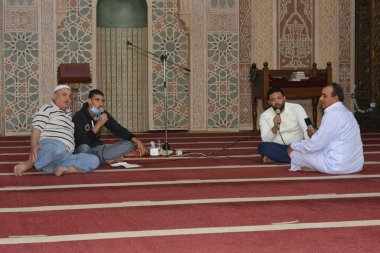 Kahire, Mısır, 13 Mayıs 2021. Mısırlı Müslümanlar, salgın döneminde camilerde ilk bayram namazlarını kılarken, sadece büyük ölçekli camilere Kurban Bayramı namazlarını kılmaları için cemaatlere izin verildi..