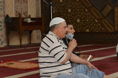 Kahire, Mısır, 13 Mayıs 2021. Mısırlı Müslümanlar, salgın döneminde camilerde ilk bayram namazlarını kılarken, sadece büyük ölçekli camilere Kurban Bayramı namazlarını kılmaları için cemaatlere izin verildi..