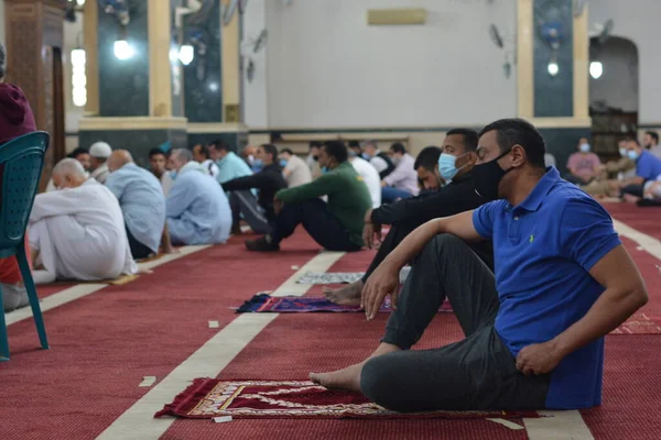 2021年5月13日 埃及开罗 在大流行病时代 埃及穆斯林第一次在清真寺举行开斋节祈祷 只有大型清真寺被允许接受教徒的祈祷 以纪念开斋节 — 图库照片