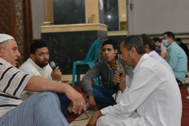 Kahire, Mısır, 13 Mayıs 2021. Mısırlı Müslümanlar, salgın döneminde camilerde ilk bayram namazlarını kılarken, sadece büyük ölçekli camilere Kurban Bayramı namazlarını kılmaları için cemaatlere izin verildi..