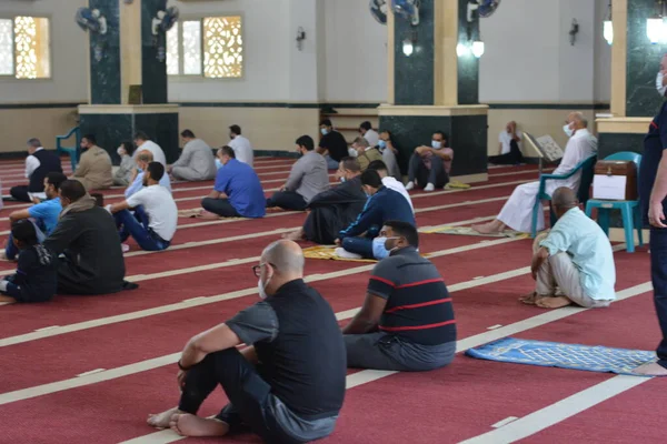 Cairo Egitto Maggio 2021 Musulmani Egiziani Eseguono Prime Preghiere Degli — Foto Stock