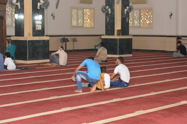 Káhira Egypt Května2021 Egyptští Muslimové Provádět První Eid Modlitby Mešitách — Stock fotografie