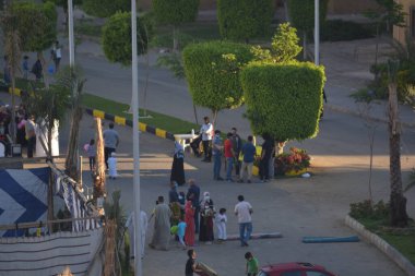 Kahire, Mısır, 13 Mayıs 2021. Müslümanlar ilk Kurban Bayramı namazlarını Covid-19 'da yapım aşamasında olan camide, sokaklardaki açık havada anti-koronavirüs güvenlik önlemleri altında yaptılar.