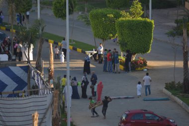 Kahire, Mısır, 13 Mayıs 2021. Müslümanlar ilk Kurban Bayramı namazlarını Covid-19 'da yapım aşamasında olan camide, sokaklardaki açık havada anti-koronavirüs güvenlik önlemleri altında yaptılar.