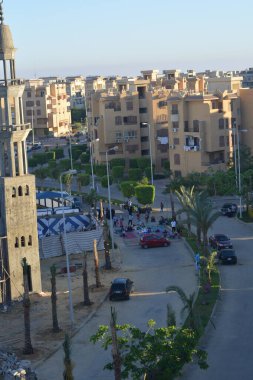 Kahire, Mısır, 13 Mayıs 2021. Müslümanlar ilk Kurban Bayramı namazlarını Covid-19 'da yapım aşamasında olan camide, sokaklardaki açık havada anti-koronavirüs güvenlik önlemleri altında yaptılar.