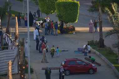 Kahire, Mısır, 13 Mayıs 2021. Müslümanlar ilk Kurban Bayramı namazlarını Covid-19 'da yapım aşamasında olan camide, sokaklardaki açık havada anti-koronavirüs güvenlik önlemleri altında yaptılar.