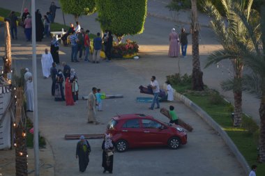 Kahire, Mısır, 13 Mayıs 2021. Müslümanlar ilk Kurban Bayramı namazlarını Covid-19 'da yapım aşamasında olan camide, sokaklardaki açık havada anti-koronavirüs güvenlik önlemleri altında yaptılar.