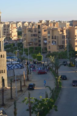 Kahire, Mısır, 13 Mayıs 2021. Müslümanlar ilk Kurban Bayramı namazlarını Covid-19 'da yapım aşamasında olan camide, sokaklardaki açık havada anti-koronavirüs güvenlik önlemleri altında yaptılar.