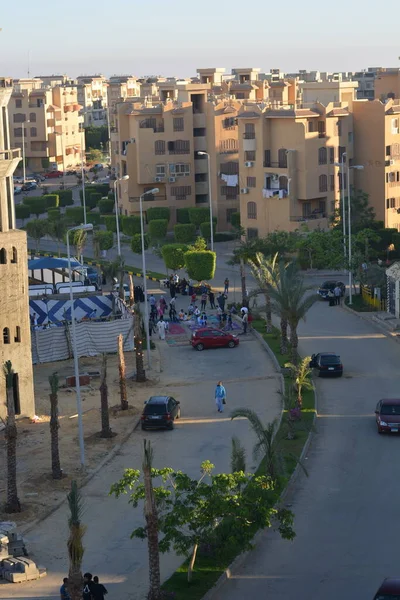 2021年5月13日 埃及开罗 穆斯林在Covid 19大流行病时期建造的清真寺首次举行开斋节祈祷会 该清真寺是根据最近在街上露天采取的反验尸官安全措施建造的 — 图库照片