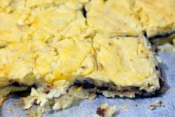 Patates püresi tepside kıyma ile doldurulur ve fırında pişirilir, seçici patates püresi odağı ve bu yemek tarifi birçok ülkede çoban turtası gibi farklı isimlerle pişirilir.