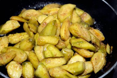 Baharatlı ızgara kabak, kırmızı biber, sarımsak ve yağlı tuz ve kimyon, sağlıklı yemek, sebze ve kilo kaybı konsepti, sağlıklı yemek, lezzetli diyet seçici odaklanma.