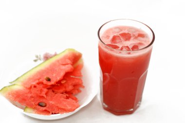 Buzlu taze karpuz suyu içeceği ve bir tabak dolusu karpuz meyvesi beyaz arka planda izole edilmiş, yaz tropikal içecekler ve içki konsepti.