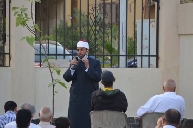 Kahire, Mısır, 2 Mayıs 2022: Bir cami vaizi, yaygınlık yasağı sona erdikten sonra cami yakınlarındaki açık hava sahasında Kurban İmam El Fitr Khutbah 'ı (vaaz) sahneledi, İslami kahvaltı namazı ve kutlama duası yaptı