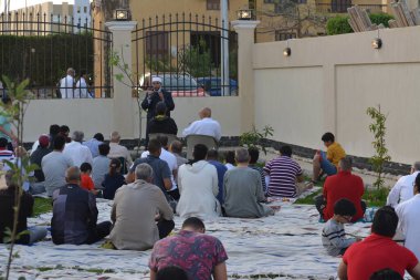 Kahire, Mısır, 2 Mayıs 2022: Bir cami vaizi, yaygınlık yasağı sona erdikten sonra cami yakınlarındaki açık hava sahasında Kurban İmam El Fitr Khutbah 'ı (vaaz) sahneledi, İslami kahvaltı namazı ve kutlama duası yaptı