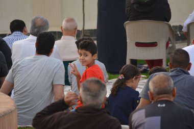 Kahire, Mısır, 2 Mayıs 2022: Bir cami vaizi, yaygınlık yasağı sona erdikten sonra cami yakınlarındaki açık hava sahasında Kurban İmam El Fitr Khutbah 'ı (vaaz) sahneledi, İslami kahvaltı namazı ve kutlama duası yaptı