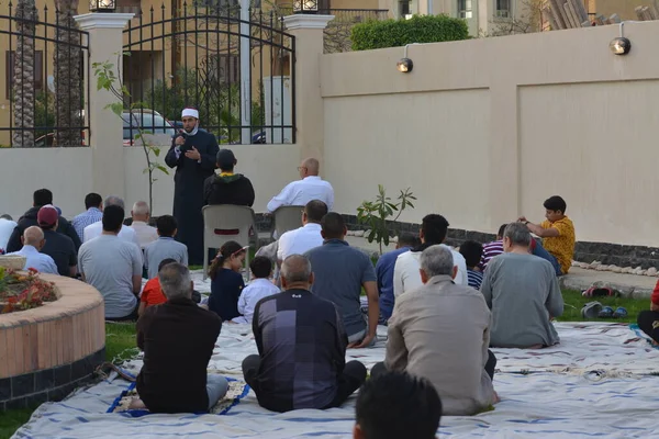 Kahire, Mısır, 2 Mayıs 2022: Bir cami vaizi, yaygınlık yasağı sona erdikten sonra cami yakınlarındaki açık hava sahasında Kurban İmam El Fitr Khutbah 'ı (vaaz) sahneledi, İslami kahvaltı namazı ve kutlama duası yaptı