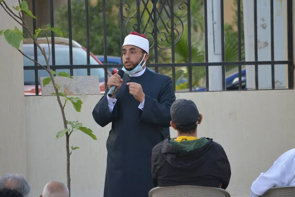 Kahire, Mısır, 2 Mayıs 2022: Bir cami vaizi, yaygınlık yasağı sona erdikten sonra cami yakınlarındaki açık hava sahasında Kurban İmam El Fitr Khutbah 'ı (vaaz) sahneledi, İslami kahvaltı namazı ve kutlama duası yaptı