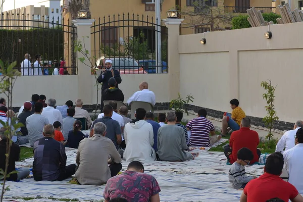 Kahire, Mısır, 2 Mayıs 2022: Bir cami vaizi, yaygınlık yasağı sona erdikten sonra cami yakınlarındaki açık hava sahasında Kurban İmam El Fitr Khutbah 'ı (vaaz) sahneledi, İslami kahvaltı namazı ve kutlama duası yaptı