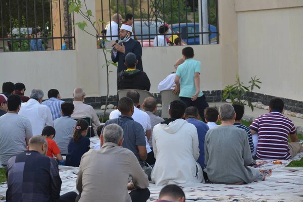 Kahire, Mısır, 2 Mayıs 2022: Bir cami vaizi, yaygınlık yasağı sona erdikten sonra cami yakınlarındaki açık hava sahasında Kurban İmam El Fitr Khutbah 'ı (vaaz) sahneledi, İslami kahvaltı namazı ve kutlama duası yaptı