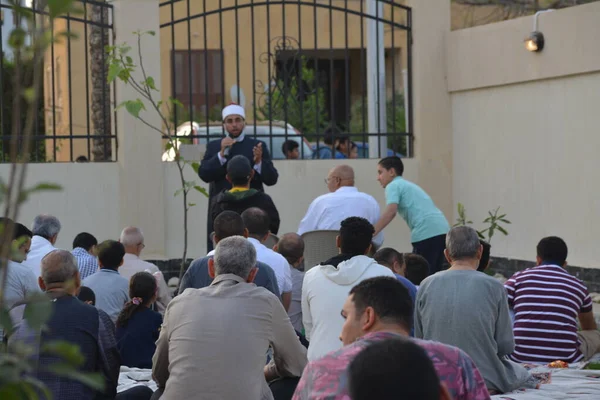 Kahire, Mısır, 2 Mayıs 2022: Bir cami vaizi, yaygınlık yasağı sona erdikten sonra cami yakınlarındaki açık hava sahasında Kurban İmam El Fitr Khutbah 'ı (vaaz) sahneledi, İslami kahvaltı namazı ve kutlama duası yaptı