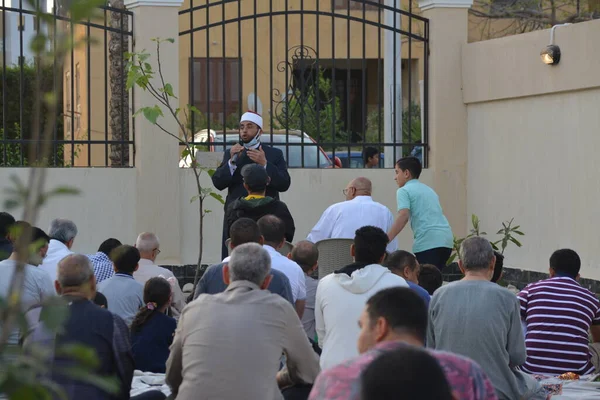 Kahire, Mısır, 2 Mayıs 2022: Bir cami vaizi, yaygınlık yasağı sona erdikten sonra cami yakınlarındaki açık hava sahasında Kurban İmam El Fitr Khutbah 'ı (vaaz) sahneledi, İslami kahvaltı namazı ve kutlama duası yaptı