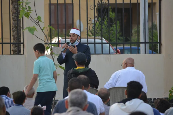 Kahire, Mısır, 2 Mayıs 2022: Bir cami vaizi, yaygınlık yasağı sona erdikten sonra cami yakınlarındaki açık hava sahasında Kurban İmam El Fitr Khutbah 'ı (vaaz) sahneledi, İslami kahvaltı namazı ve kutlama duası yaptı