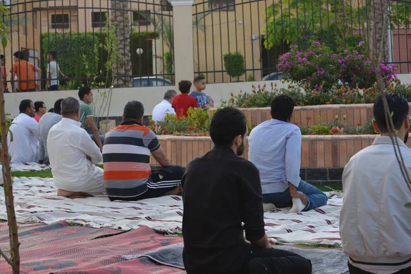 Kahire, Mısır, 2 Mayıs 2022: Bir cami vaizi, yaygınlık yasağı sona erdikten sonra cami yakınlarındaki açık hava sahasında Kurban İmam El Fitr Khutbah 'ı (vaaz) sahneledi, İslami kahvaltı namazı ve kutlama duası yaptı