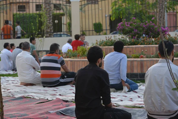 Kahire, Mısır, 2 Mayıs 2022: Bir cami vaizi, yaygınlık yasağı sona erdikten sonra cami yakınlarındaki açık hava sahasında Kurban İmam El Fitr Khutbah 'ı (vaaz) sahneledi, İslami kahvaltı namazı ve kutlama duası yaptı