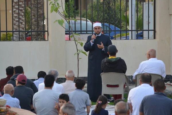 Kahire, Mısır, 2 Mayıs 2022: Bir cami vaizi, yaygınlık yasağı sona erdikten sonra cami yakınlarındaki açık hava sahasında Kurban İmam El Fitr Khutbah 'ı (vaaz) sahneledi, İslami kahvaltı namazı ve kutlama duası yaptı