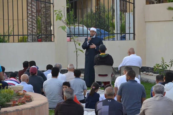 Kahire, Mısır, 2 Mayıs 2022: Bir cami vaizi, yaygınlık yasağı sona erdikten sonra cami yakınlarındaki açık hava sahasında Kurban İmam El Fitr Khutbah 'ı (vaaz) sahneledi, İslami kahvaltı namazı ve kutlama duası yaptı