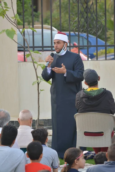 Kahire, Mısır, 2 Mayıs 2022: Bir cami vaizi, yaygınlık yasağı sona erdikten sonra cami yakınlarındaki açık hava sahasında Kurban İmam El Fitr Khutbah 'ı (vaaz) sahneledi, İslami kahvaltı namazı ve kutlama duası yaptı