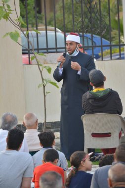 Kahire, Mısır, 2 Mayıs 2022: Bir cami vaizi, yaygınlık yasağı sona erdikten sonra cami yakınlarındaki açık hava sahasında Kurban İmam El Fitr Khutbah 'ı (vaaz) sahneledi, İslami kahvaltı namazı ve kutlama duası yaptı