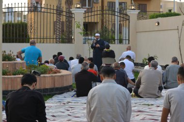 Kahire, Mısır, 2 Mayıs 2022: Bir cami vaizi, yaygınlık yasağı sona erdikten sonra cami yakınlarındaki açık hava sahasında Kurban İmam El Fitr Khutbah 'ı (vaaz) sahneledi, İslami kahvaltı namazı ve kutlama duası yaptı
