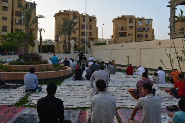 Kahire, Mısır, 2 Mayıs 2022: Bir cami vaizi, yaygınlık yasağı sona erdikten sonra cami yakınlarındaki açık hava sahasında Kurban İmam El Fitr Khutbah 'ı (vaaz) sahneledi, İslami kahvaltı namazı ve kutlama duası yaptı