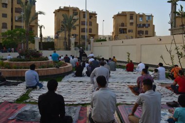 Kahire, Mısır, 2 Mayıs 2022: Bir cami vaizi, yaygınlık yasağı sona erdikten sonra cami yakınlarındaki açık hava sahasında Kurban İmam El Fitr Khutbah 'ı (vaaz) sahneledi, İslami kahvaltı namazı ve kutlama duası yaptı