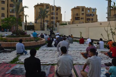 Kahire, Mısır, 2 Mayıs 2022: Bir cami vaizi, yaygınlık yasağı sona erdikten sonra cami yakınlarındaki açık hava sahasında Kurban İmam El Fitr Khutbah 'ı (vaaz) sahneledi, İslami kahvaltı namazı ve kutlama duası yaptı