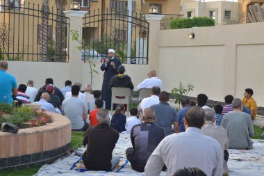 Kahire, Mısır, 2 Mayıs 2022: Bir cami vaizi, yaygınlık yasağı sona erdikten sonra cami yakınlarındaki açık hava sahasında Kurban İmam El Fitr Khutbah 'ı (vaaz) sahneledi, İslami kahvaltı namazı ve kutlama duası yaptı