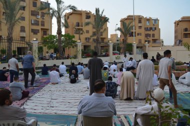 Kahire, Mısır, 2 Mayıs 2022: Mısır 'daki Müslümanlar, pandemik yasak sona erdikten sonra cami yakınlarındaki açık hava sahasında Kurban Bayramı dini ayinleri düzenledi, İslami kahvaltı duaları ve kutlamalar yapıldı