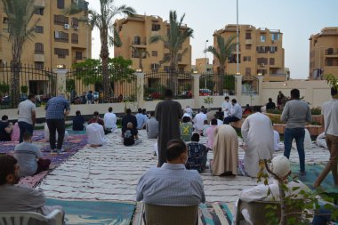 Kahire, Mısır, 2 Mayıs 2022: Mısır 'daki Müslümanlar, pandemik yasak sona erdikten sonra cami yakınlarındaki açık hava sahasında Kurban Bayramı dini ayinleri düzenledi, İslami kahvaltı duaları ve kutlamalar yapıldı
