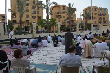 Kahire, Mısır, 2 Mayıs 2022: Mısır 'daki Müslümanlar, pandemik yasak sona erdikten sonra cami yakınlarındaki açık hava sahasında Kurban Bayramı dini ayinleri düzenledi, İslami kahvaltı duaları ve kutlamalar yapıldı