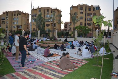 Kahire, Mısır, 2 Mayıs 2022: Mısır 'daki Müslümanlar, pandemik yasak sona erdikten sonra cami yakınlarındaki açık hava sahasında Kurban Bayramı dini ayinleri düzenledi, İslami kahvaltı duaları ve kutlamalar yapıldı